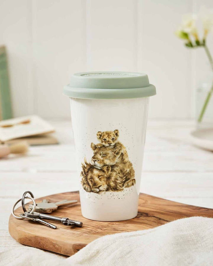 Löwen Familie auf der Travel Mug von Wrendale Designs.