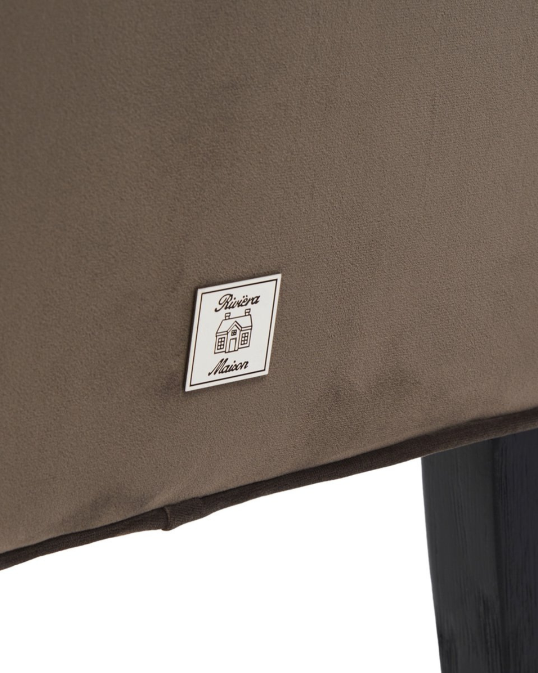 Logo-Detail Rivièra Maison am Stuhl The Jade Dining Chair Velvet Anthrazit.
