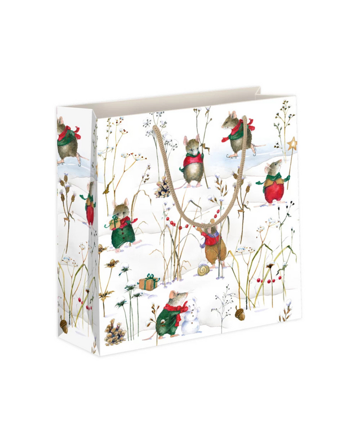 Große Geschenktasche „Lustige Winterfreunde“ mit mehreren Mäusen, die Schneemänner bauen und Beerenketten aufhängen