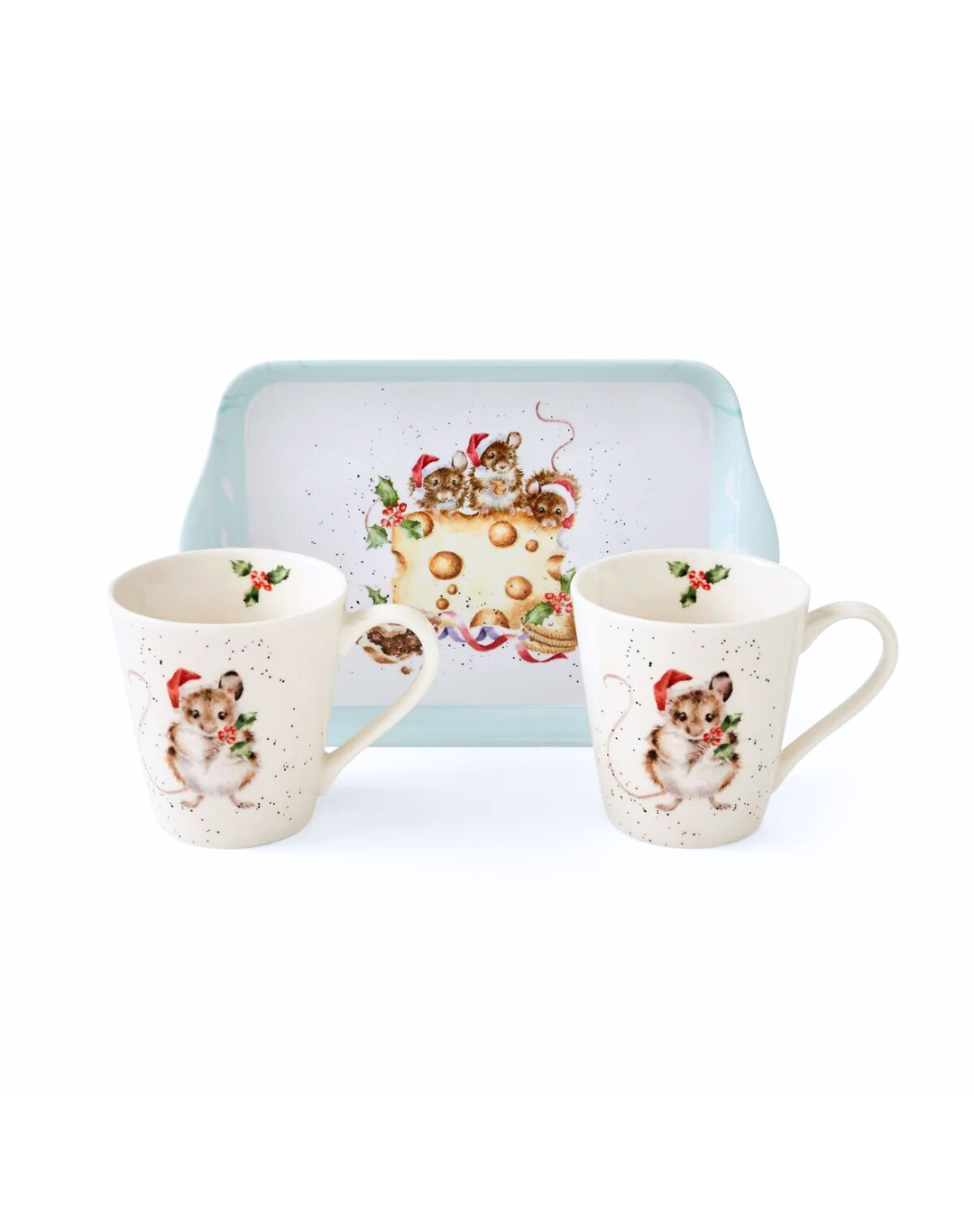 Weihnachtsmäuse „Holly Jolly“ auf zwei Tassen & einem Tablett von Wrendale Designs – festliches Motiv mit Mäusen und Käse vor weißem Hintergrund.