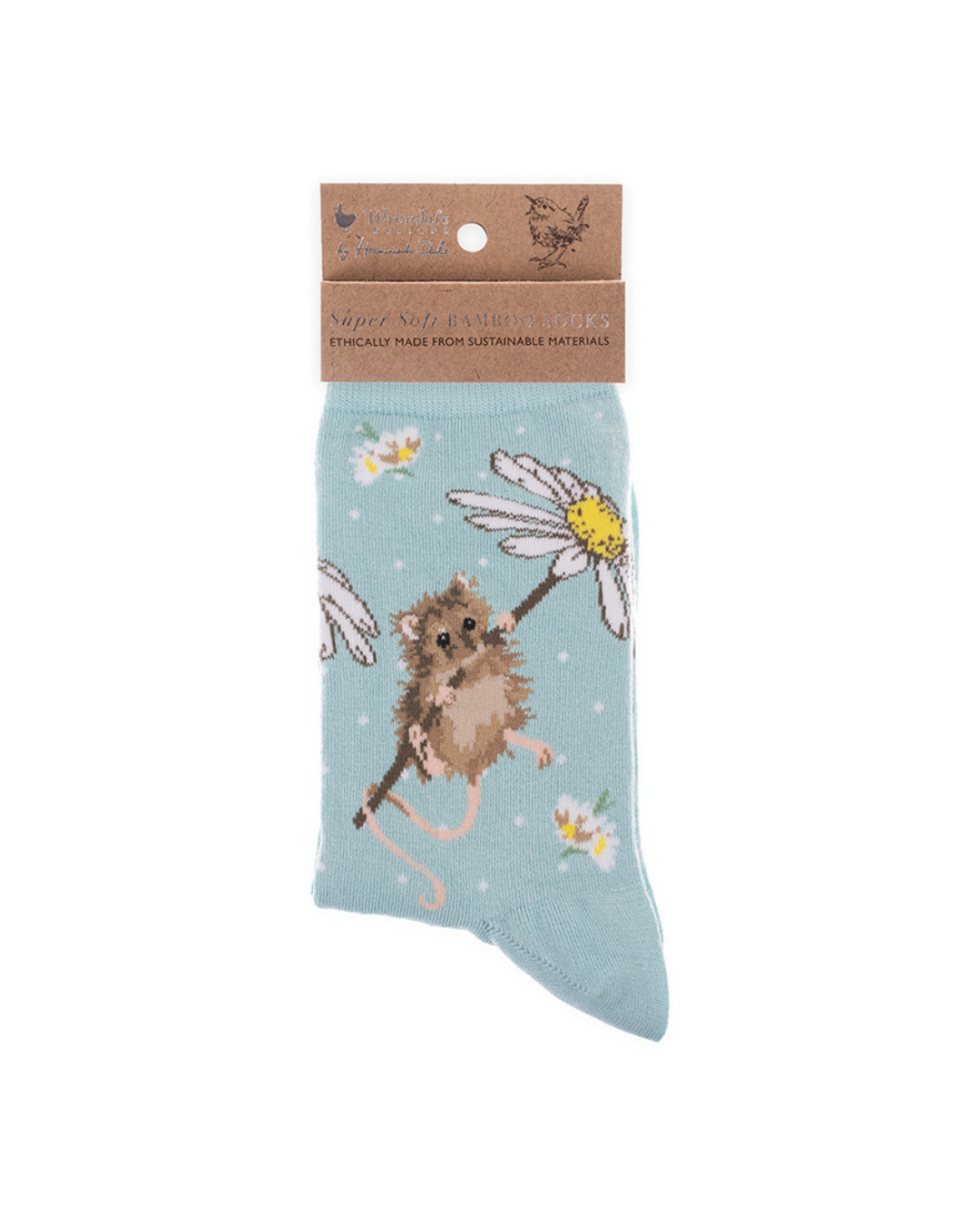 Hellblaue weiche Maus Socken aus Bambusviscose von Wrendale Designs mit der braunen Verpackung vor weißem Hintergrund.