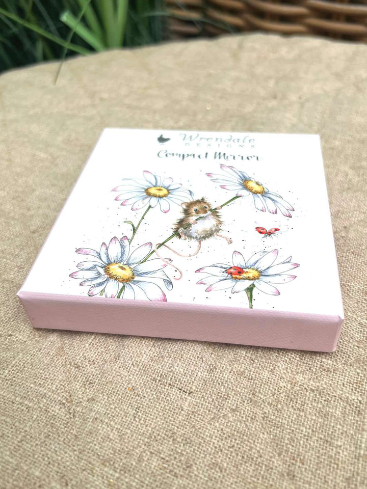 Maus Motiv auf einem schönen Taschenspiegel von Wrendale Designs