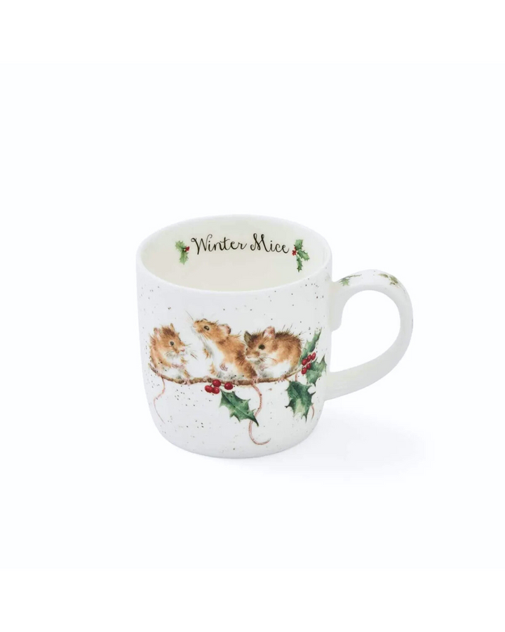 "Winter Mice" Maus Tasse von Wrendale Designs vor weißem Hintergrund.