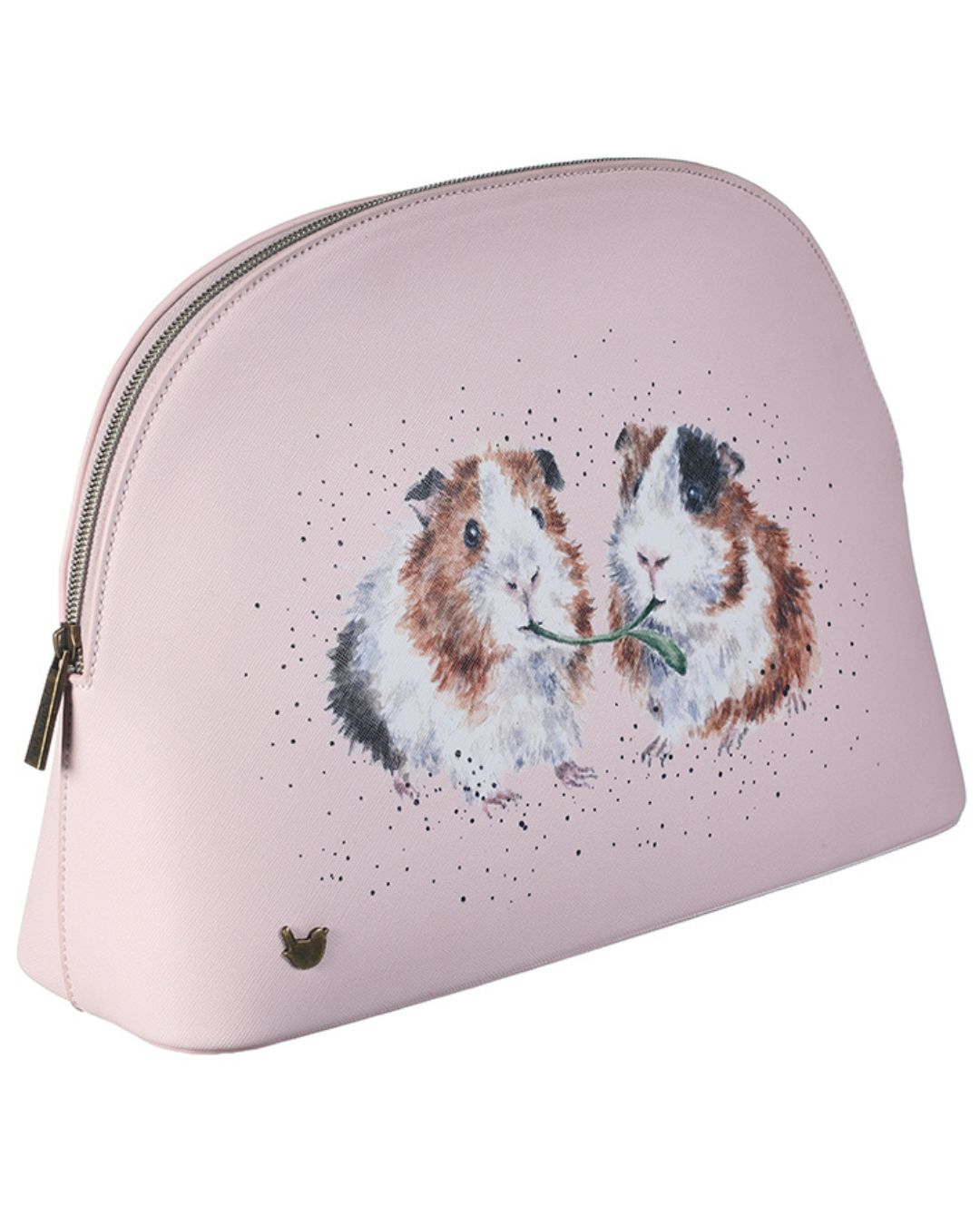 Seitliche Ansicht der Meerschweinchen Kosmetik Tasche von Wrendale Designs mit Fokus auf den kleinen Zaunkönig am linken unteren Rand, welcher das Markenlogo ist.