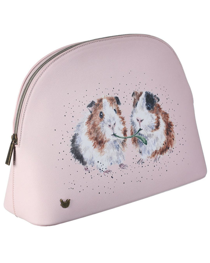 Seitliche Ansicht der Meerschweinchen Kosmetik Tasche von Wrendale Designs mit Fokus auf den kleinen Zaunkönig am linken unteren Rand, welcher das Markenlogo ist.