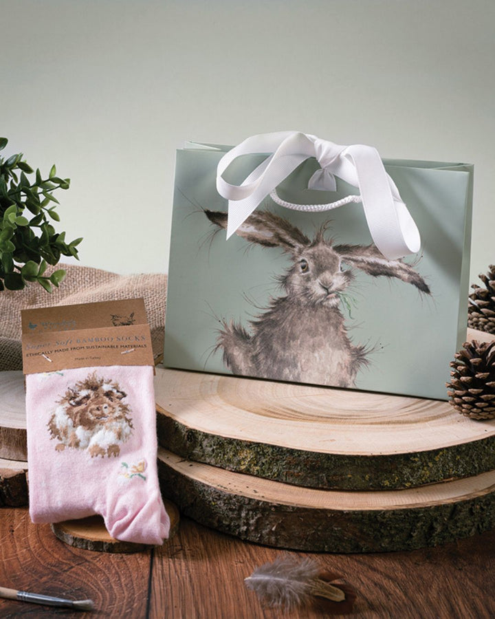 Rosa Meerschweinchen Socken mit Geschenktasche von Wrendale Designs.