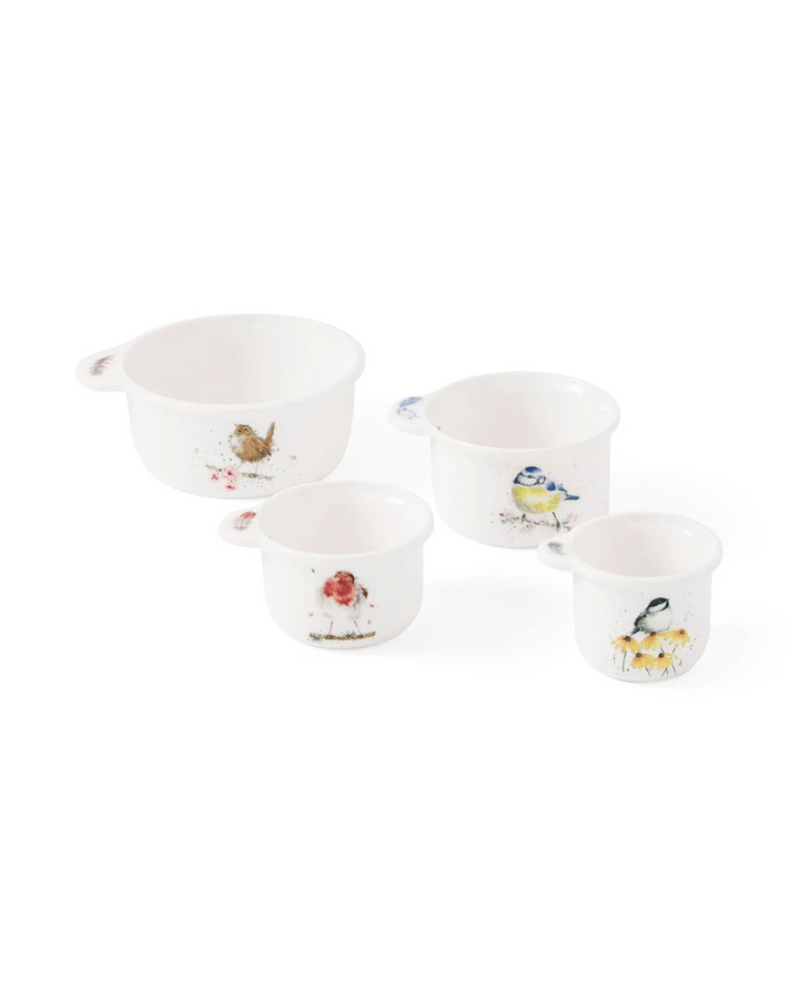 Set aus vier Porzellan Messbechern von Wrendale Designs vor weißem Hintergrund. Abgebildet sind Zaunkönig, Blaumeise, Rotkehlchen und Kohlmeise.