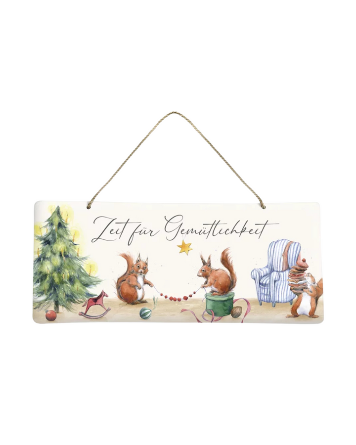 Metallschild Zeit für Gemütlichkeit vom Grätz Verlag – winterliche Illustration von Sophia Drescher mit drei Eichhörnchen, Weihnachtsbaum und festlicher Szene.