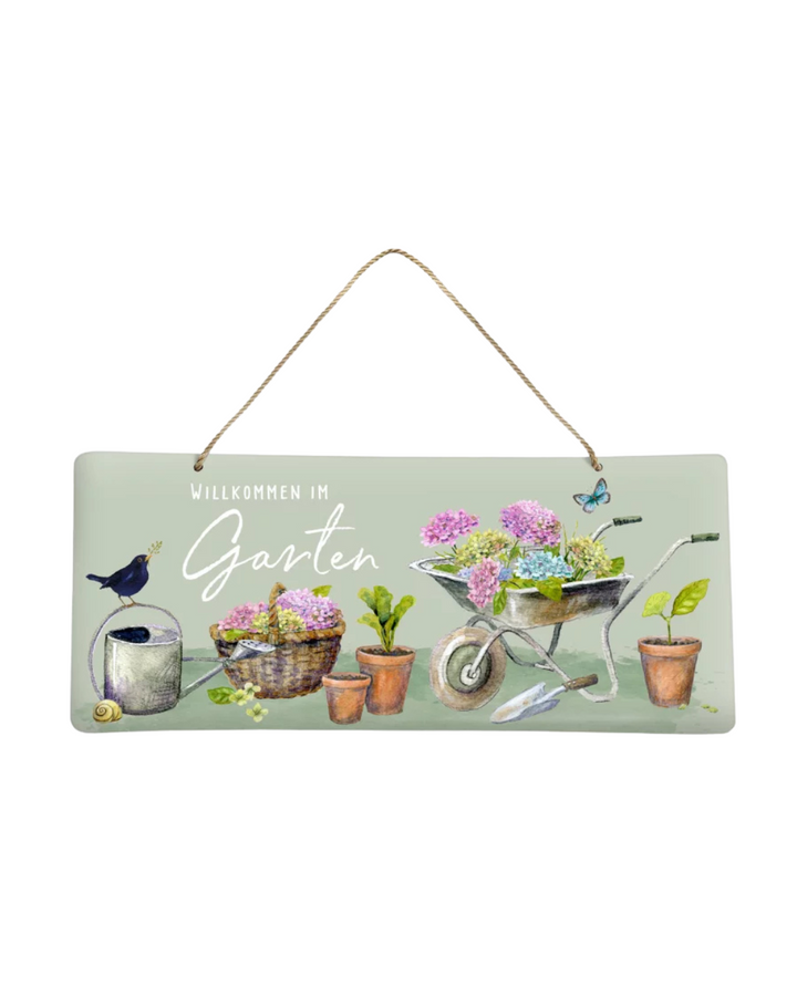 Metallschild „Garten“ vom Grätz Verlag mit Illustration von Daniela Drescher. Motiv mit Schubkarre voller Hortensien, Blumentöpfen, Gießkanne und Vogel, dazu der Schriftzug „Willkommen im Garten“.