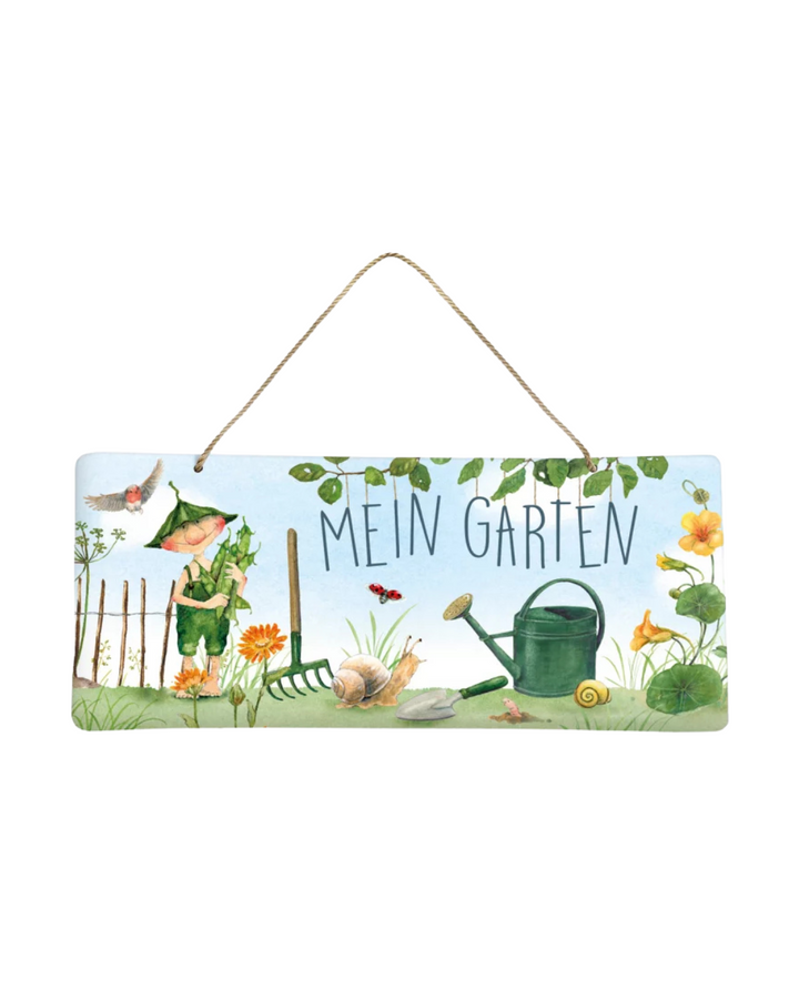 Metallschild Mein Garten vom Grätz Verlag mit Giesbert-Motiv von Daniela Drescher, dekoriert mit Gartengeräten, Blumen und Schnecken vor weißem Hintergrund.