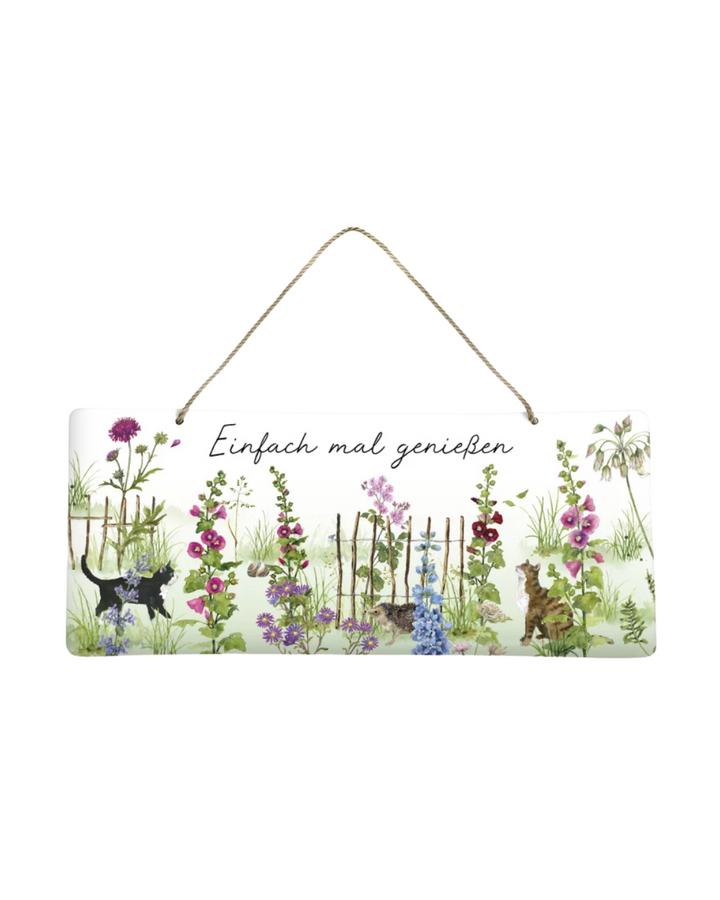 Metallschild Stockrosen vom Grätz Verlag mit bunt illustrierten Katzen und Blumen auf weißem Hintergrund, Aufhängung mit Juteband.
