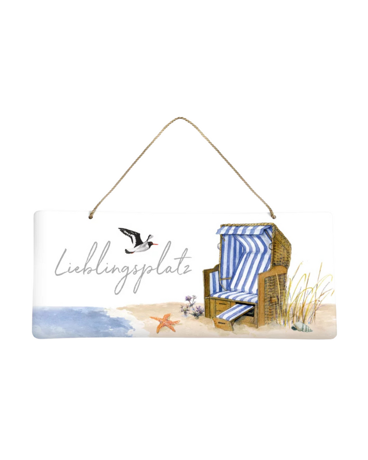Metallschild „Strandkorb“ vom Grätz Verlag mit Motiv von Daniela Drescher – Strandkorb mit blau-weißen Streifen, Möwe und Muscheln am Meer, Text „Lieblingsplatz“ vor weißem Hintergrund.