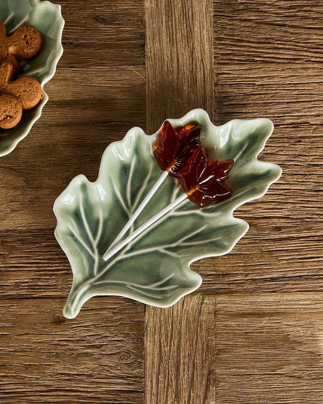 Autumn Leaf Plate von Rivièra Maison mit Herbstsüßigkeiten auf Holztisch