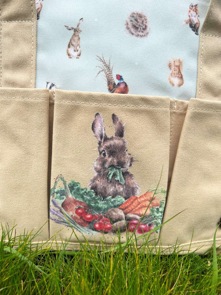 Nahaufnahme Gemüsehase Motiv der Gartentasche von Wrendale Designs