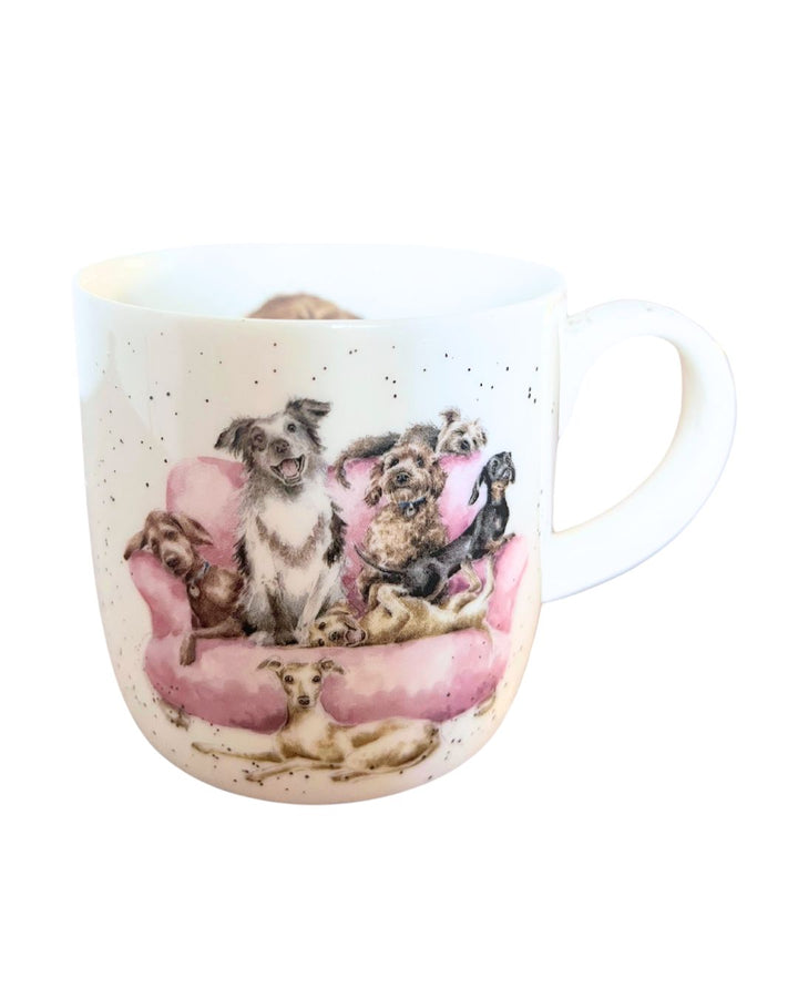 Movie Night Hunde Tasse von Wrendale Designs mit ganz vielen verschiedenen Vierbeinern auf einer pinken Couch.