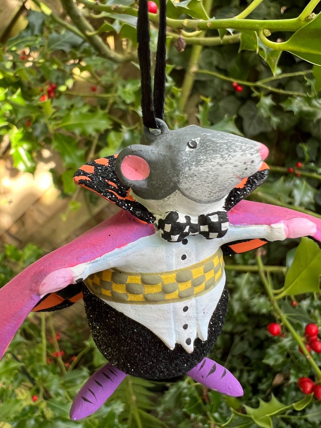Ansicht von Oben auf Mini Mr. Ratula, der Ratten Krinkle von Patience Brewster in einem Ilex Strauch.