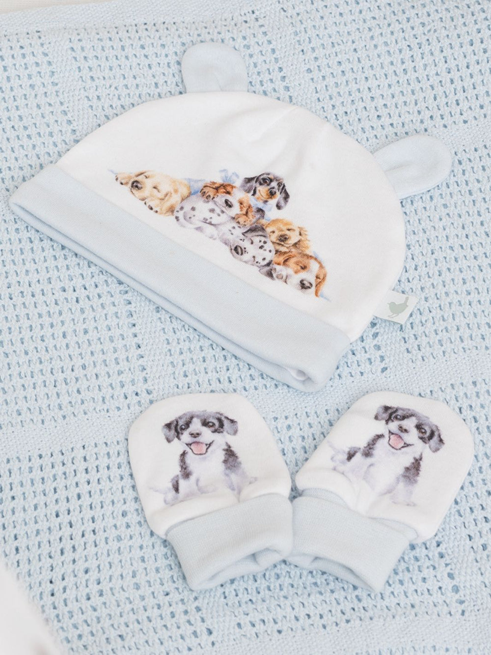 Mütze und Handschuhe als Geschenkset mit Hundewelpen als Motiv von Wrendale Designs