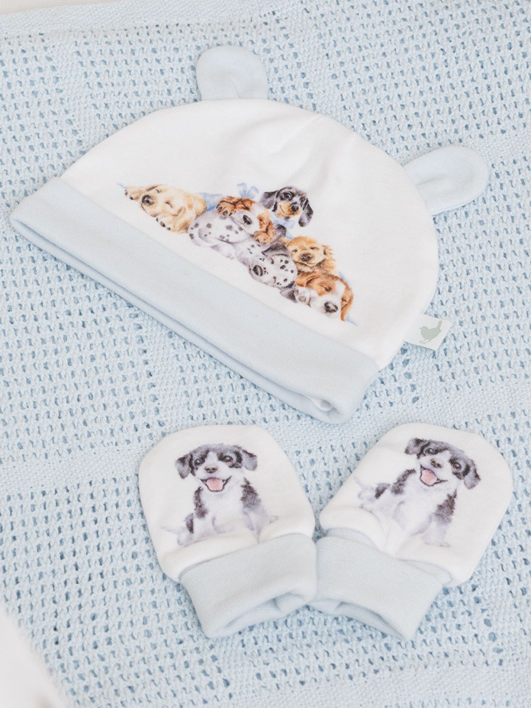 Mütze und Handschuhe als Geschenkset mit Hundewelpen als Motiv von Wrendale Designs