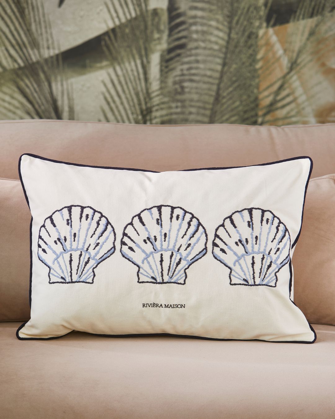 Muschel Kissenbezug Puglia dekoriert auf einer gemütlichen Couch von Rivièra Maison.