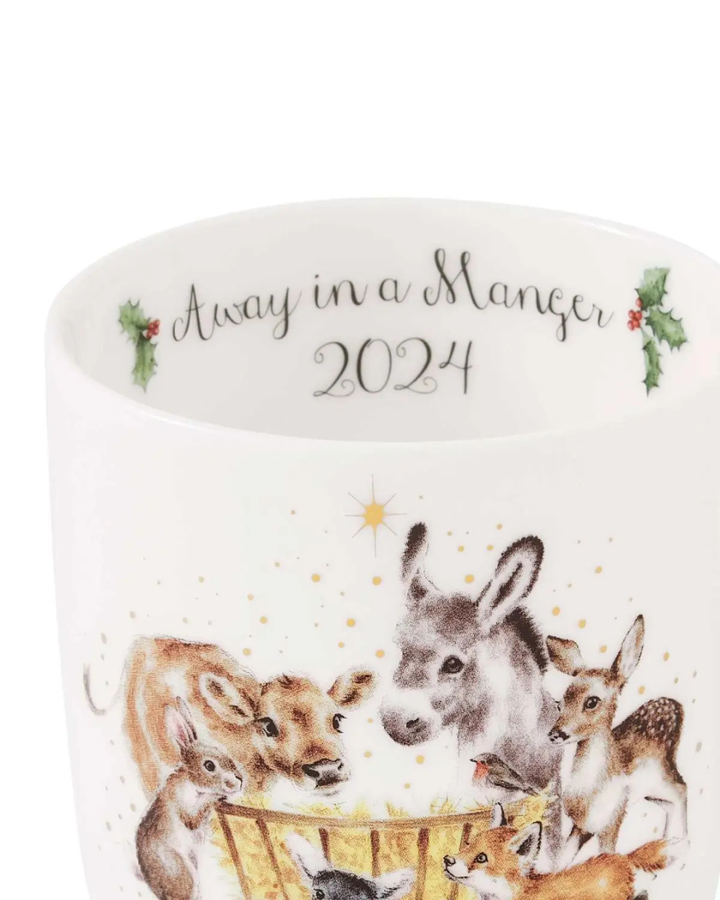 Die Nahaufnahme der Weihnachtstasse mit den Krippentieren von Wrendale zeigt im Inneren den Text "Away in a Manger" geschrieben.