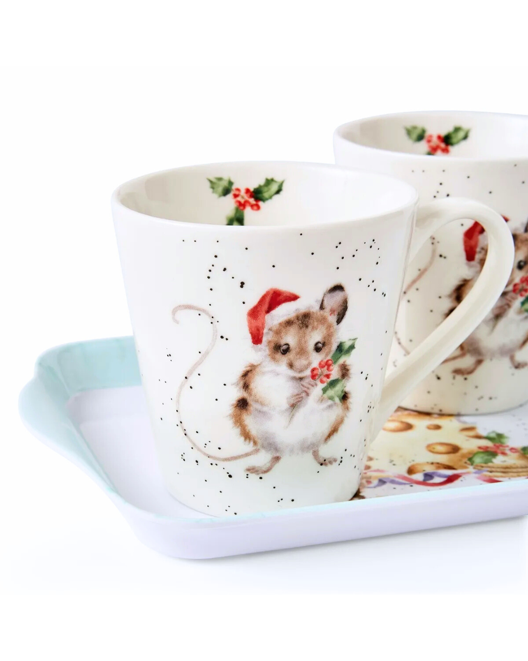 Nahaufnahme der Wrendale Designs Tassen mit dem Motiv der Mäuse in Weihnachtsmützen.