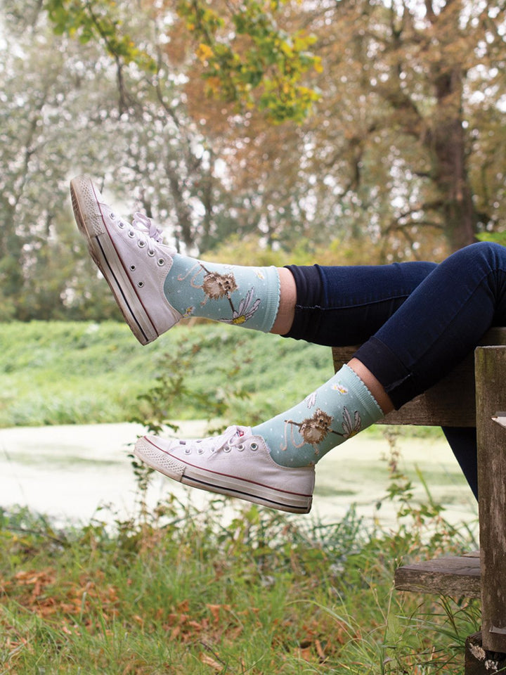 Niedliche Socken mit MausMotiv angezogen an Füßen von Wrendale Designs.