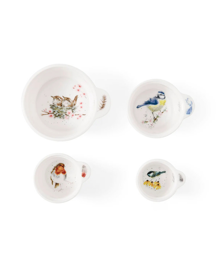 Innenansicht der Wrendale Designs Porzellan Messbecher mit Vogelmotiven. Die Maßangaben sind gut sichtbar eingedruckt.
