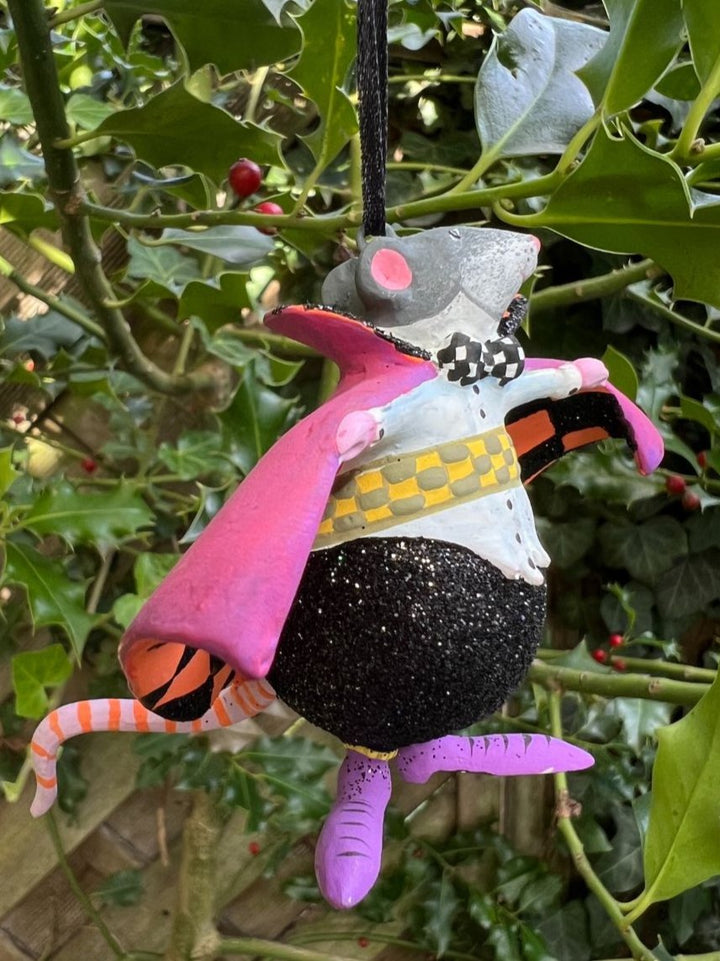 Seitliche Ansicht von dem Krinkle Mini Mr. Ratula von Patience Brewsters in einem Ilex Strauch.