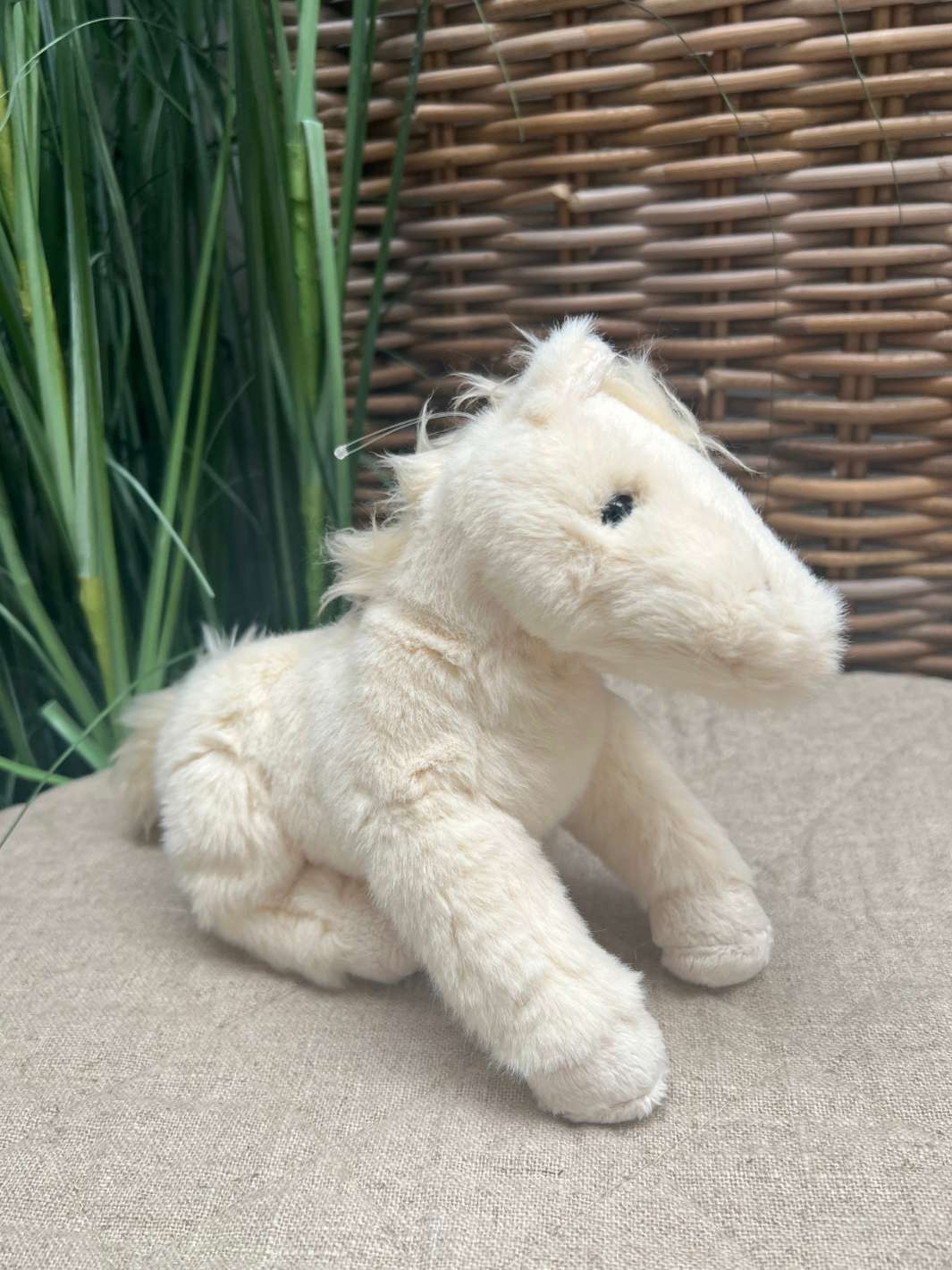 Kuscheltier Pferd Salt mit weißem weichen Fell von Bukowski.