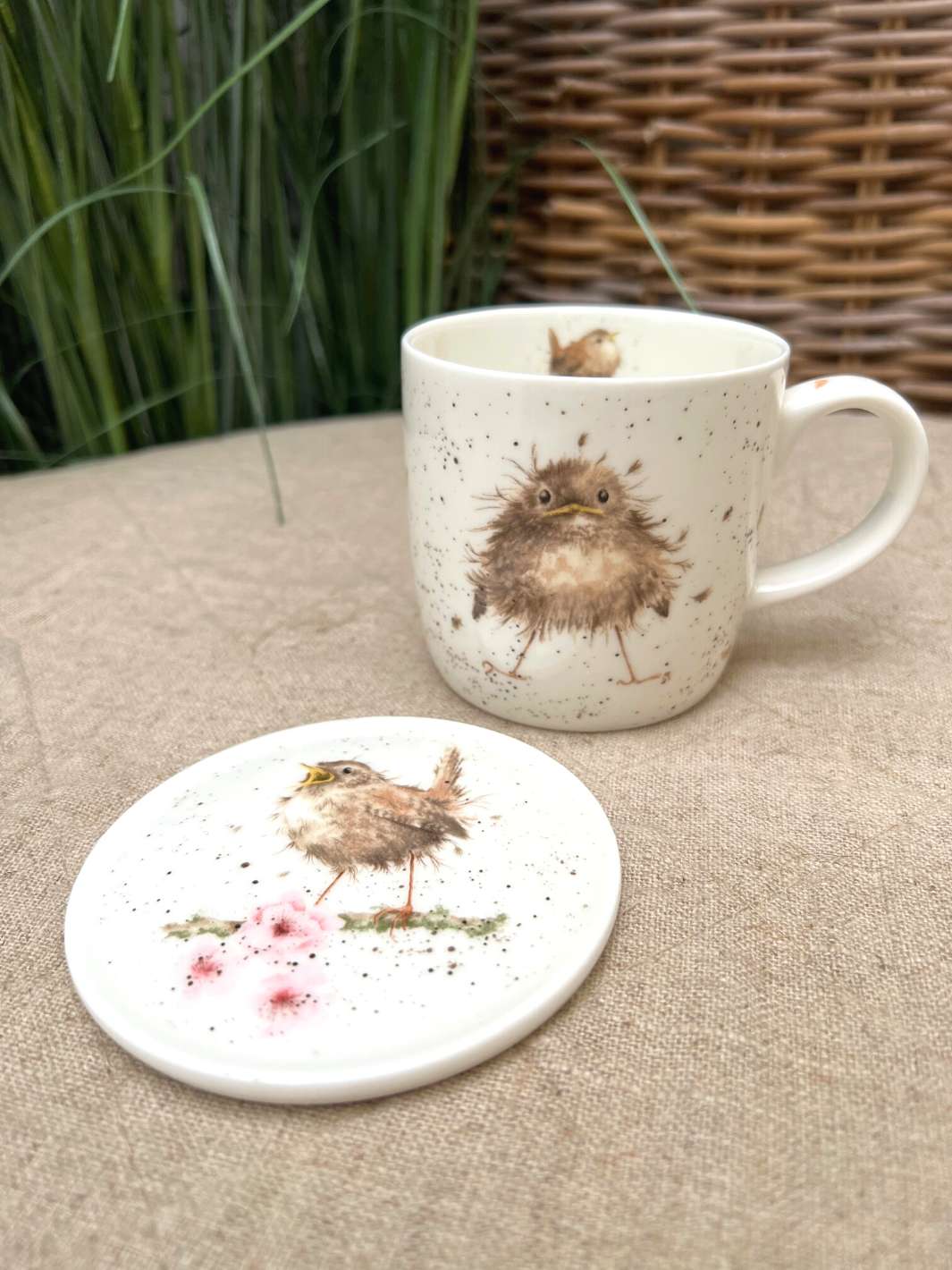 Piepmatz Vogel Tasse mit daneben liegendem Deckel von Wrendale Designs.