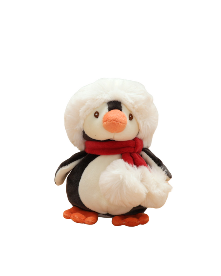 Pinguin Kuscheltier Baby Julius von Bukowski mit rotem Schal und roter Mütze vor weißem Hintergrund.