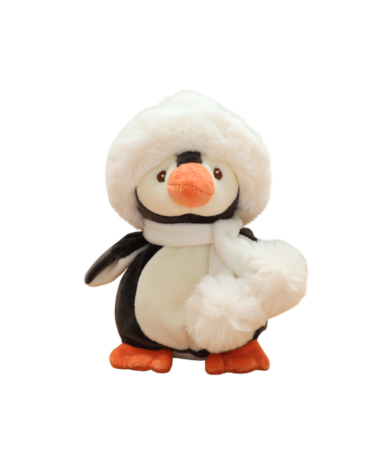 Pinguin Kuscheltier Baby Julius von Bukowski mit weißem Schal und weißer Mütze vor weißem Hintergrund.