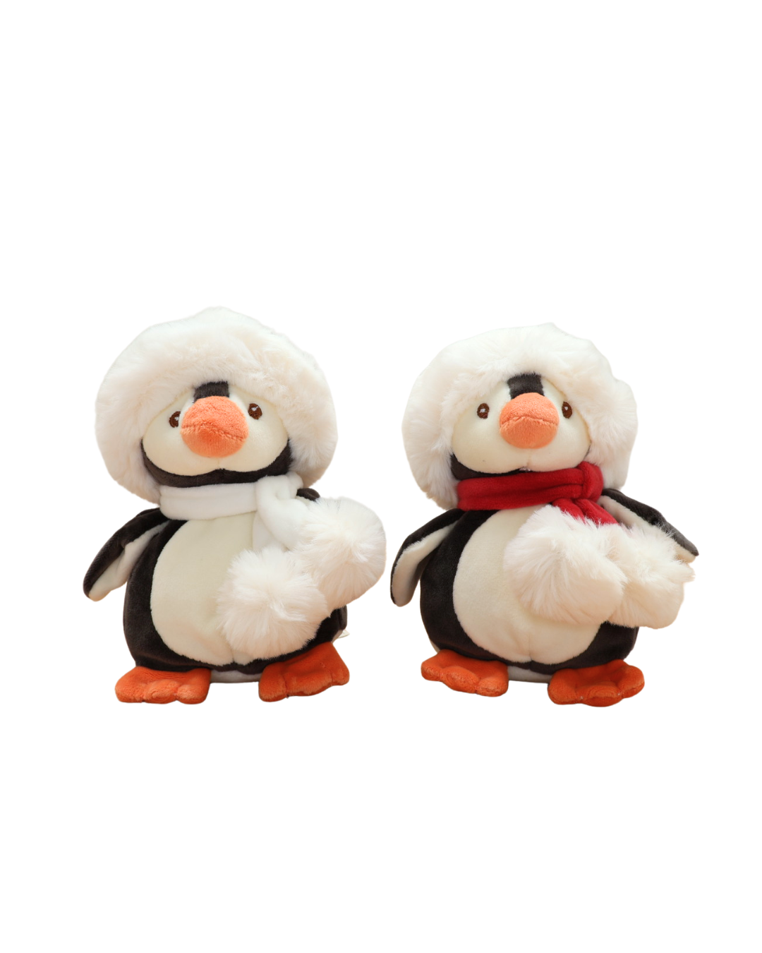 Zwei Pinguin Kuscheltiere Baby Julius von Bukowski vor weißem Hintergrund. Rechts die Variante mit rotem Schal und links mit weißem Schal.