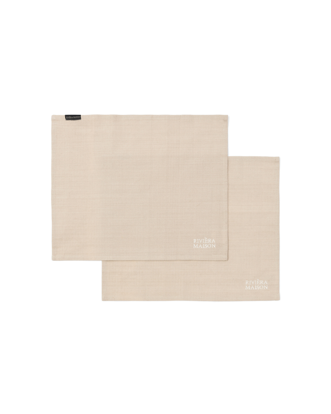 Freigestelltes Bild der RM Classic Placemat Platzsets von Rivièra Maison im 2er-Set, schlicht in Beige mit gesticktem Logo vor weißem Hintergrund.
