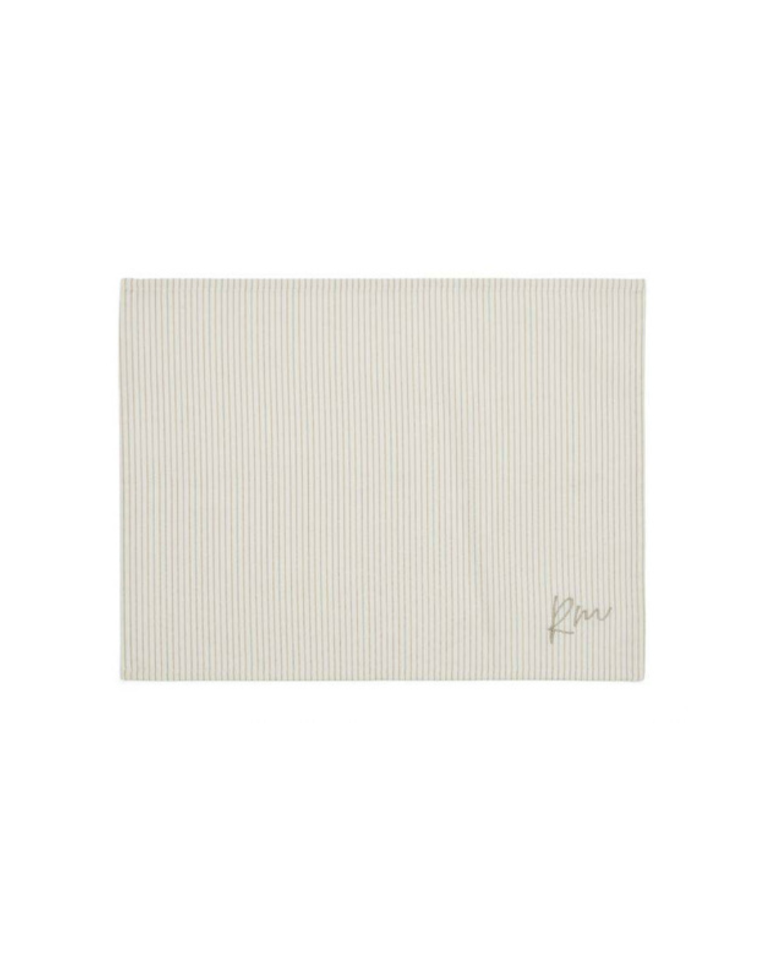 Einzelaufnahme des RM Identity Platzsets von Rivièra Maison auf weißem Hintergrund. Zu sehen ist das elegante, feine Streifenmuster in Beige-Weiß mit eingesticktem RM-Schriftzug unten rechts – minimalistisches Design für eine geschmackvolle Tischdekoration.