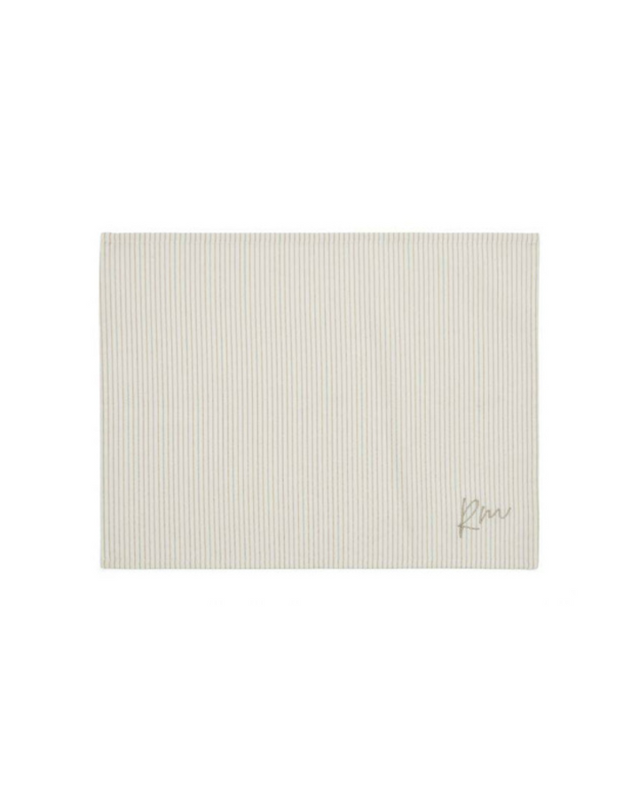 Einzelaufnahme des RM Identity Platzsets von Rivièra Maison auf weißem Hintergrund. Zu sehen ist das elegante, feine Streifenmuster in Beige-Weiß mit eingesticktem RM-Schriftzug unten rechts – minimalistisches Design für eine geschmackvolle Tischdekoration.