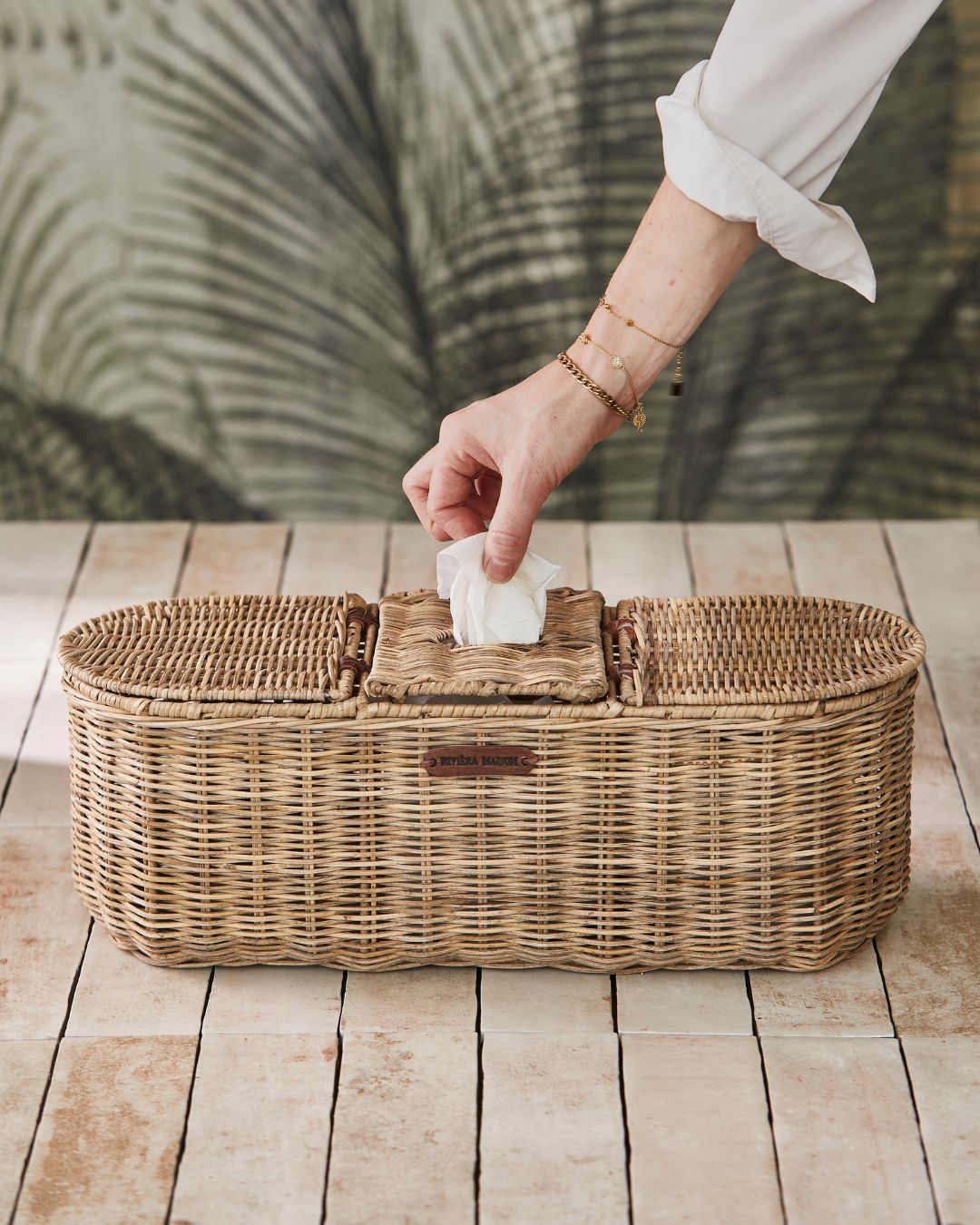 Rattan Organizer in Form eines praktischen Korbes mit drei Fächern von Rivièra Maison für das Badezimmer.