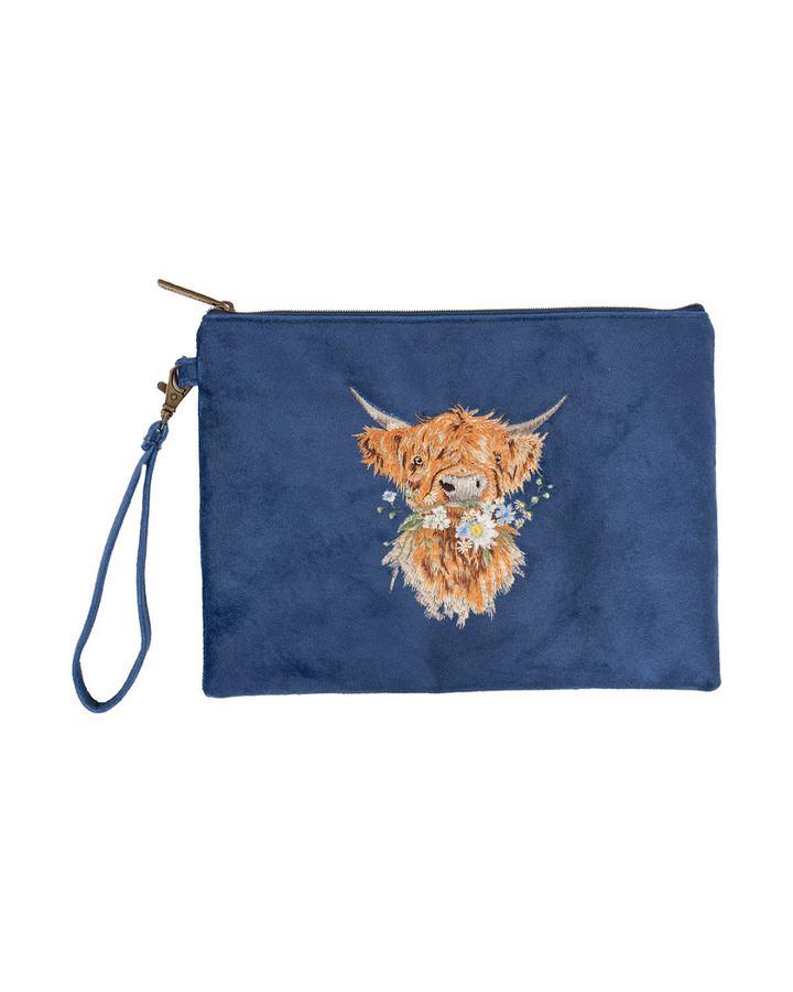 Reisebeutel von Wrendale Designs in Dunkelblau mit gestickter Hochland Kuh und abnehmbarem Trageband – freigestellt auf weißem Hintergrund.