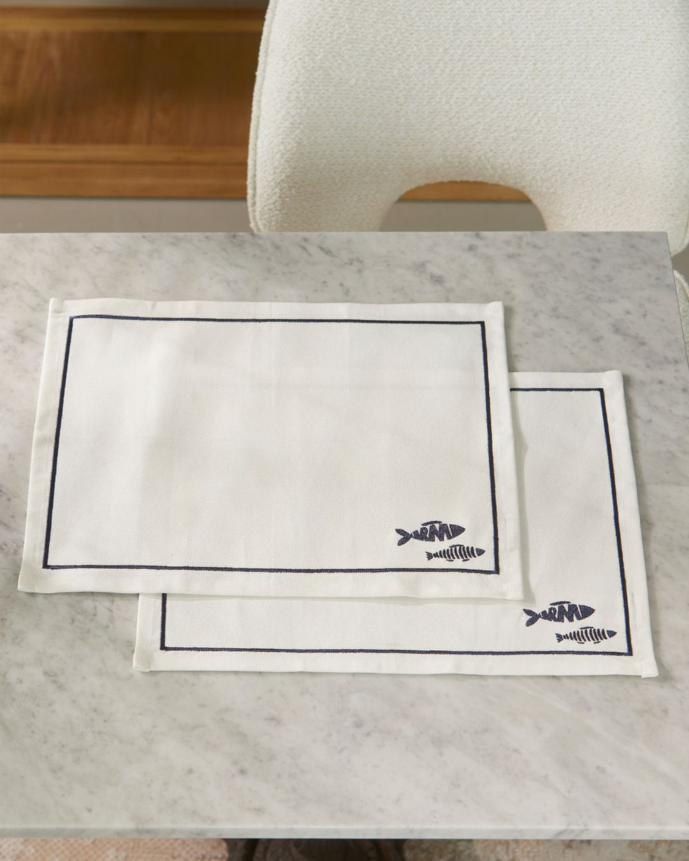 Rivièra Maison Como Catch 2er Platzsets mit sommerlichem Fisch-Motiv drauf.