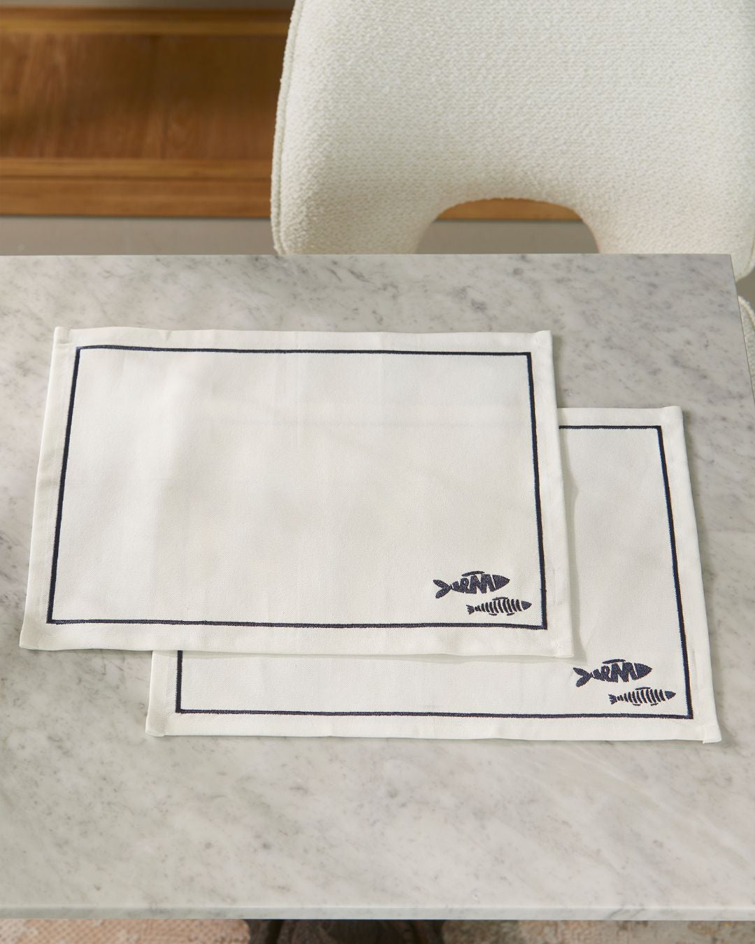 Rivièra Maison Como Catch 2er Platzsets mit sommerlichem Fisch-Motiv drauf.