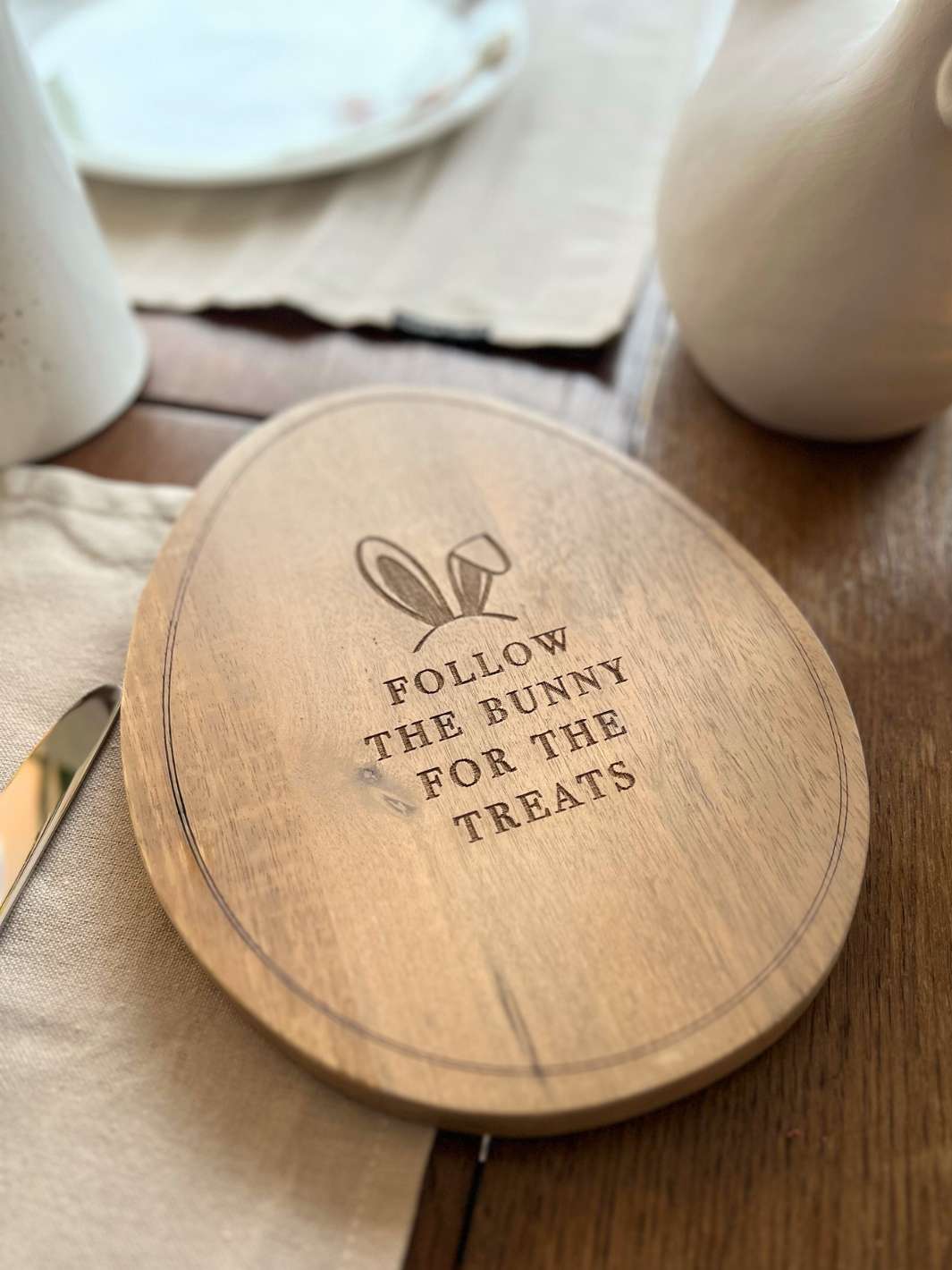 Rivièra Maison Servier-Brett Follow The Bunny dekoriert auf einem Frühstückstisch.