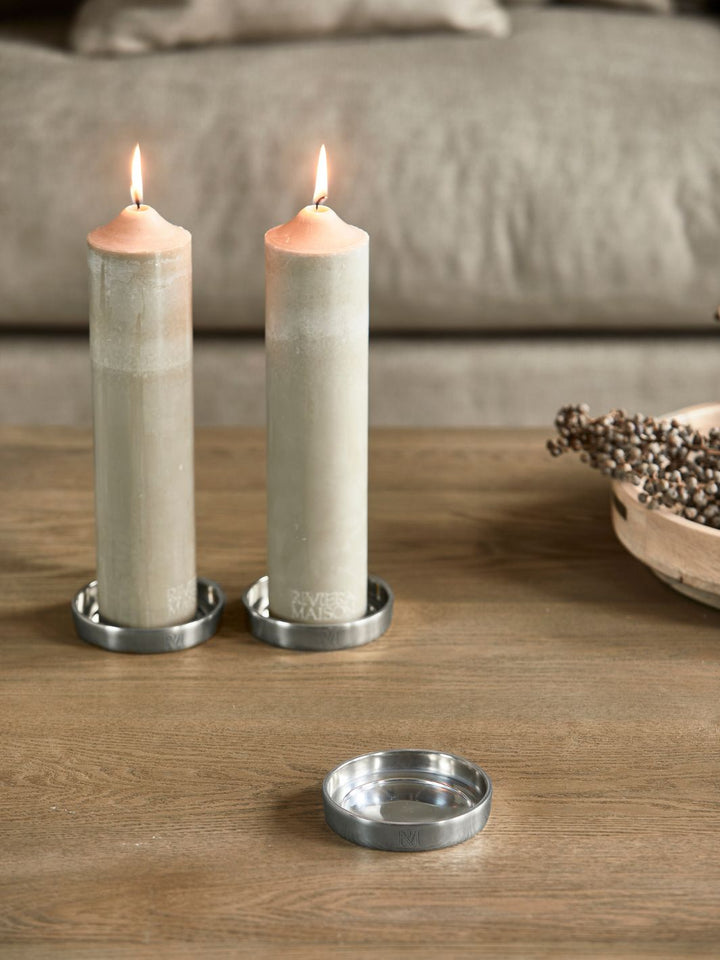 Kleines rundes Tabelett in silber von Rivièra Maison für Stumpen Kerzen.