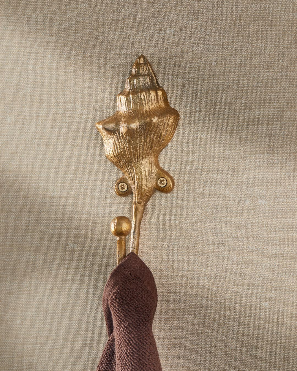 Rivièra Maison Muschel Haken in goldener Farbe.