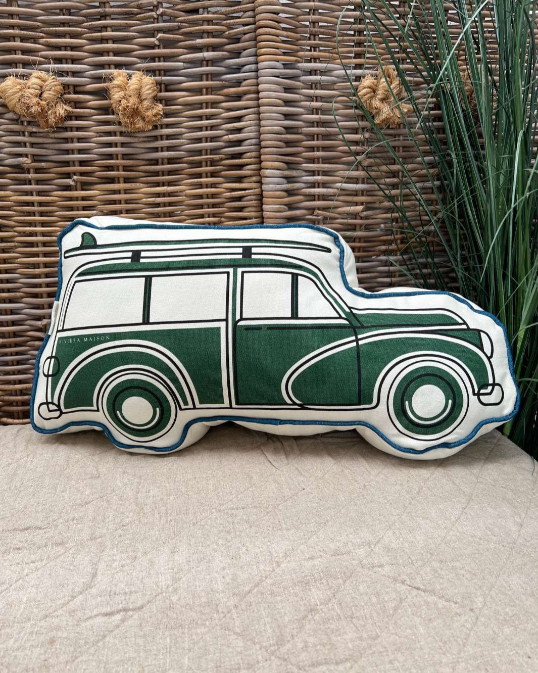 Rivièra Maison Kissen Roadtrip Box Kissen vor einer Wand aus Rattan.