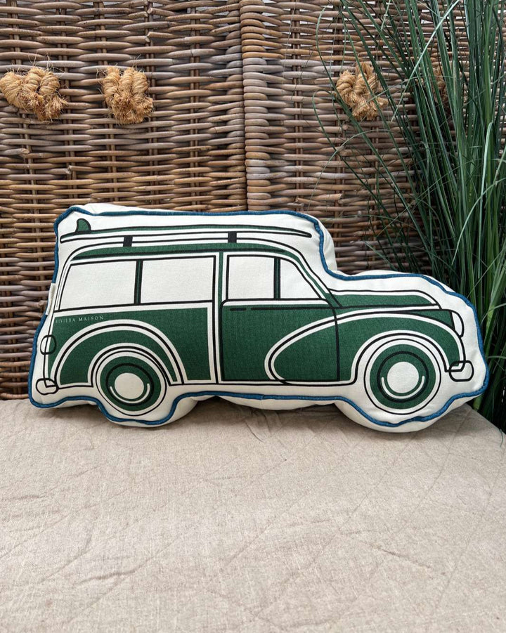 Rivièra Maison Kissen Roadtrip Box Kissen vor einer Wand aus Rattan.