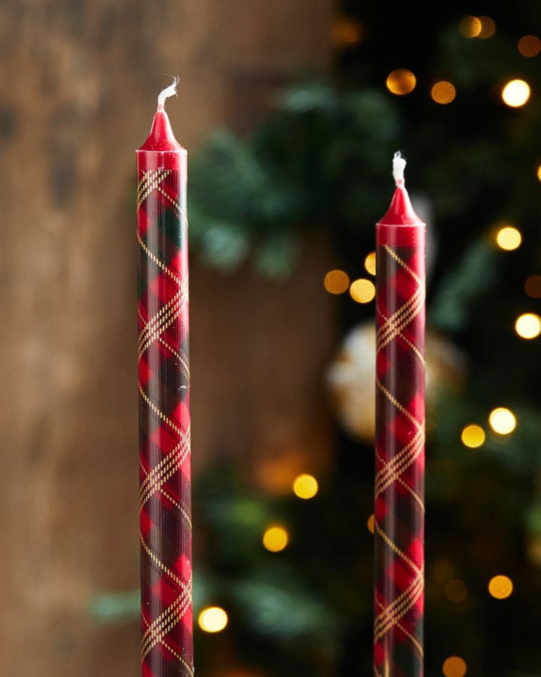 Rivièra Maison Stabkerzen mit einem roten Tartan-Muster für Weihnachten im schottischen Stil.
