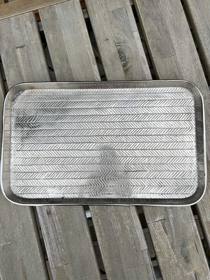 Rivièra Maison The York Tablett zum Servieren auf einem hellgrauen Gartentisch.