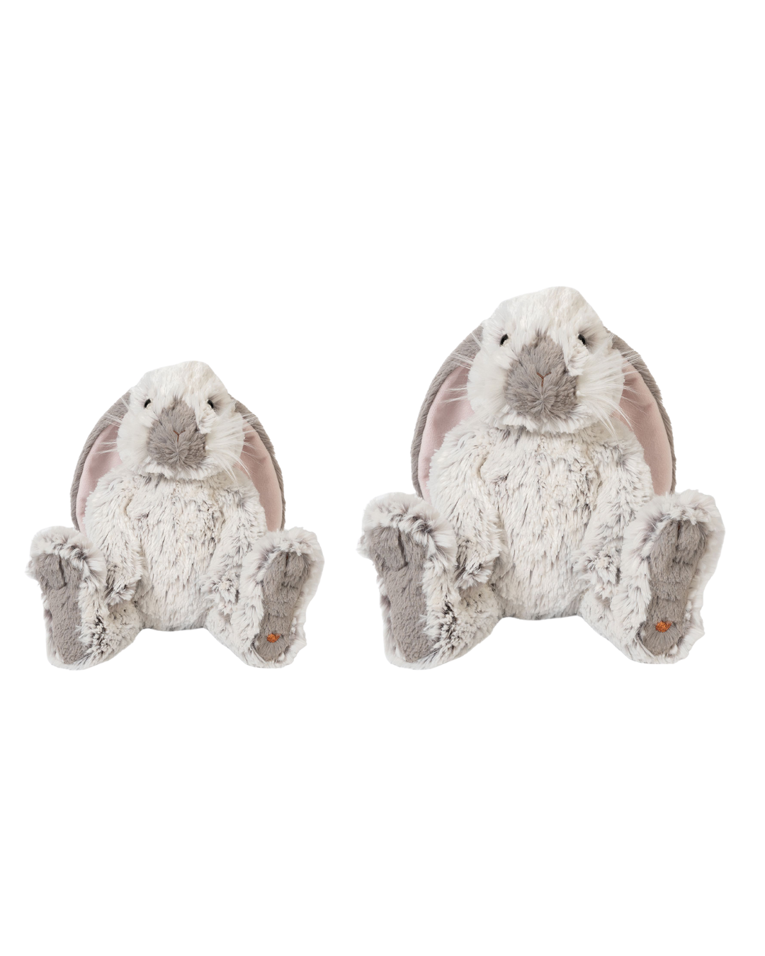 Die beiden unterschiedliche großen Rosie Kuscheltiere von Wrendale Designs sitzen nebeneinander auf weißem Hintergrund.