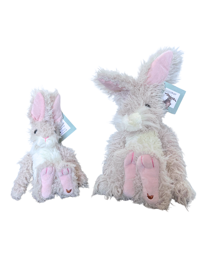 Beide Rowan Hasen Kuscheltiere von Wrendale Designs.
