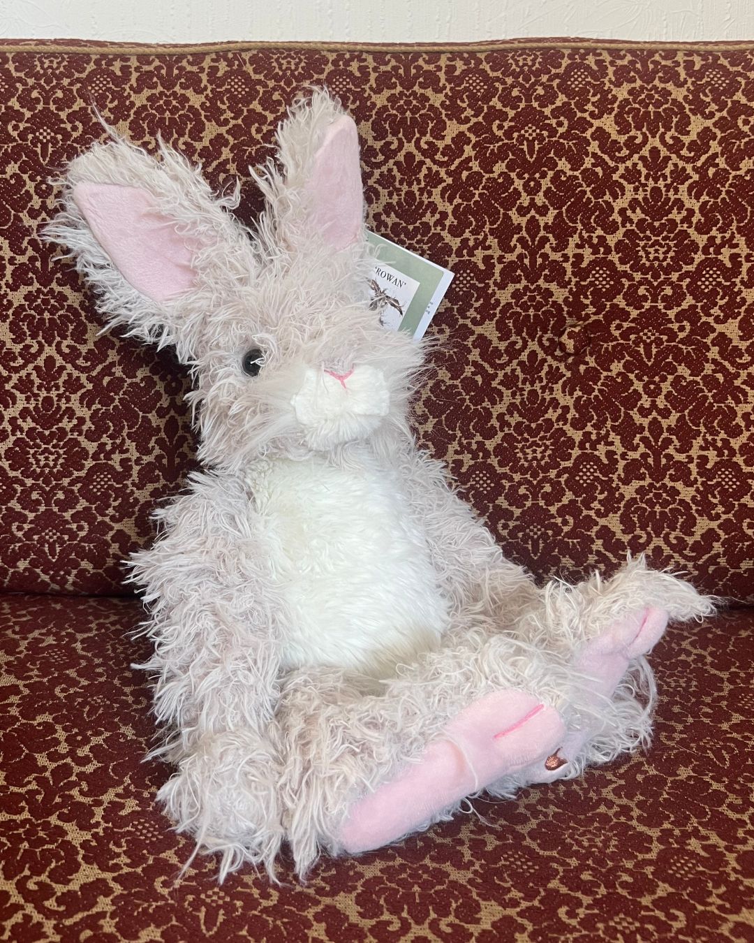 Großes Hasen Kuscheltier Rowan von Wrendale Designs.